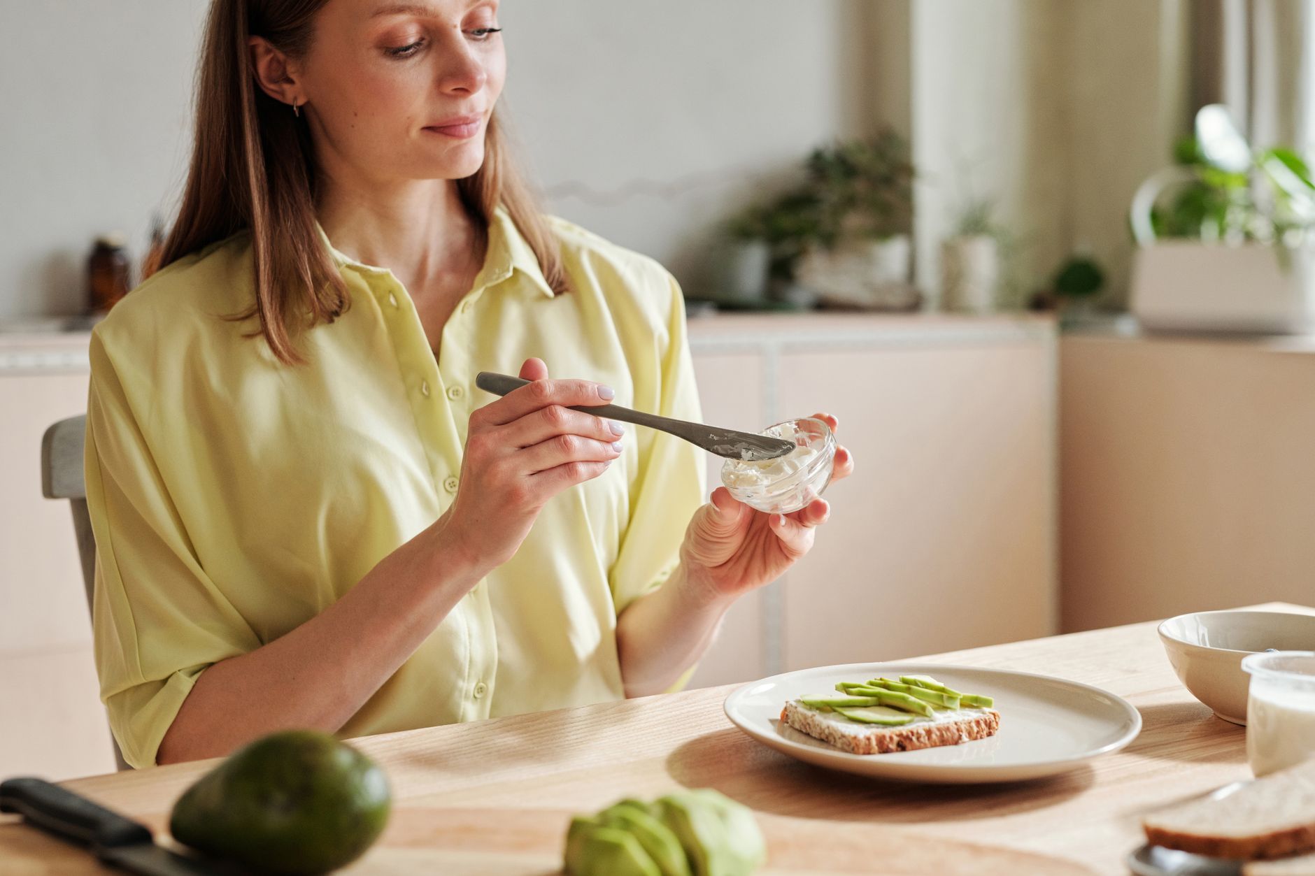 Person eating a balanced meal, illustrating time restricted eating UK evidence in practice