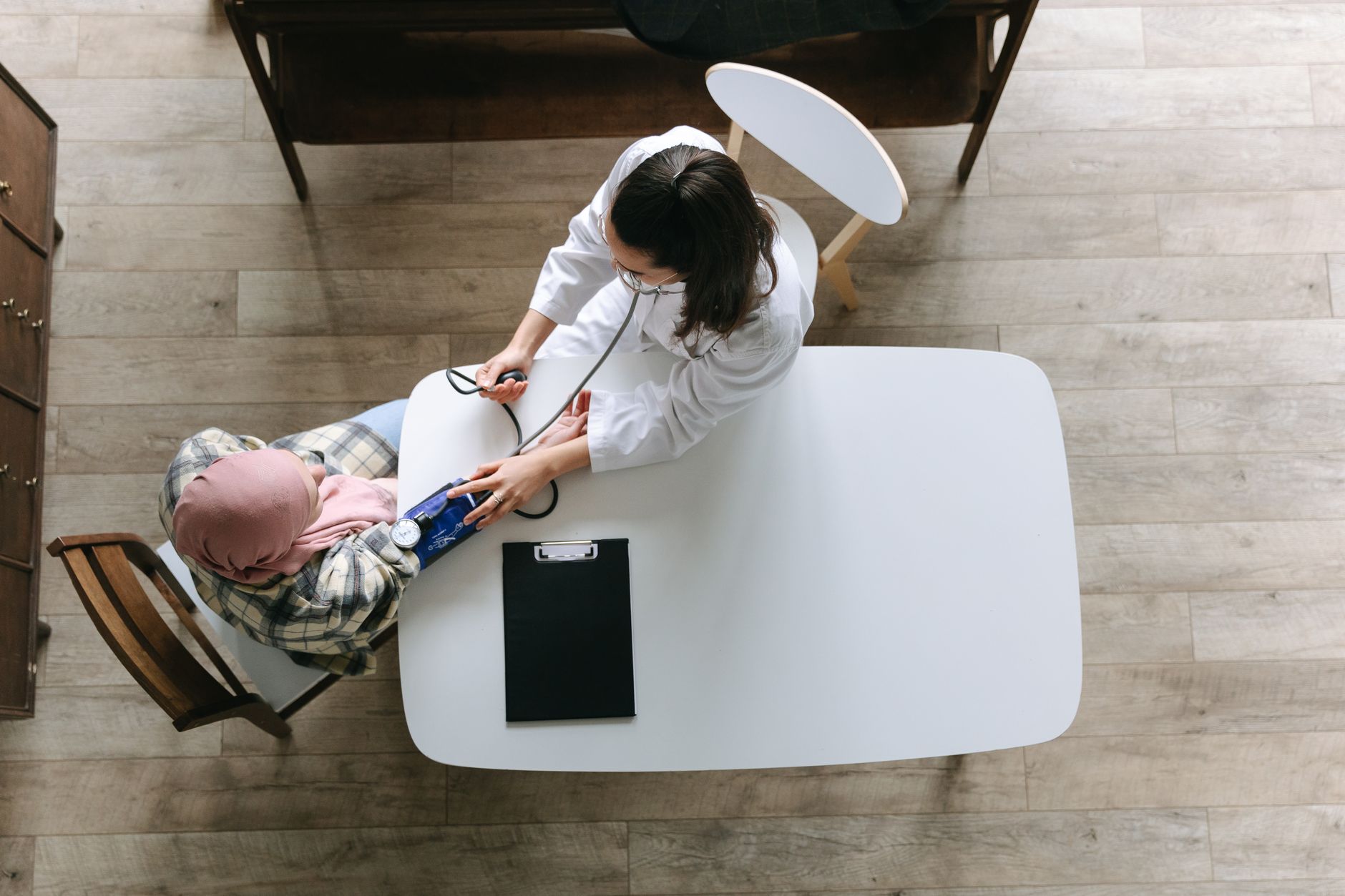 GP consultation desk representing the clinical encounter following AI self-diagnosis in the UK